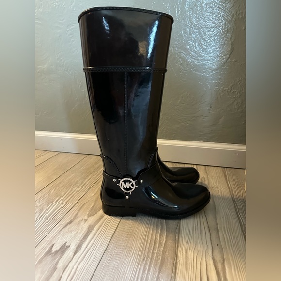 Michael Kors brown and black rain boots. Size 8 - Picture 7 of 7
